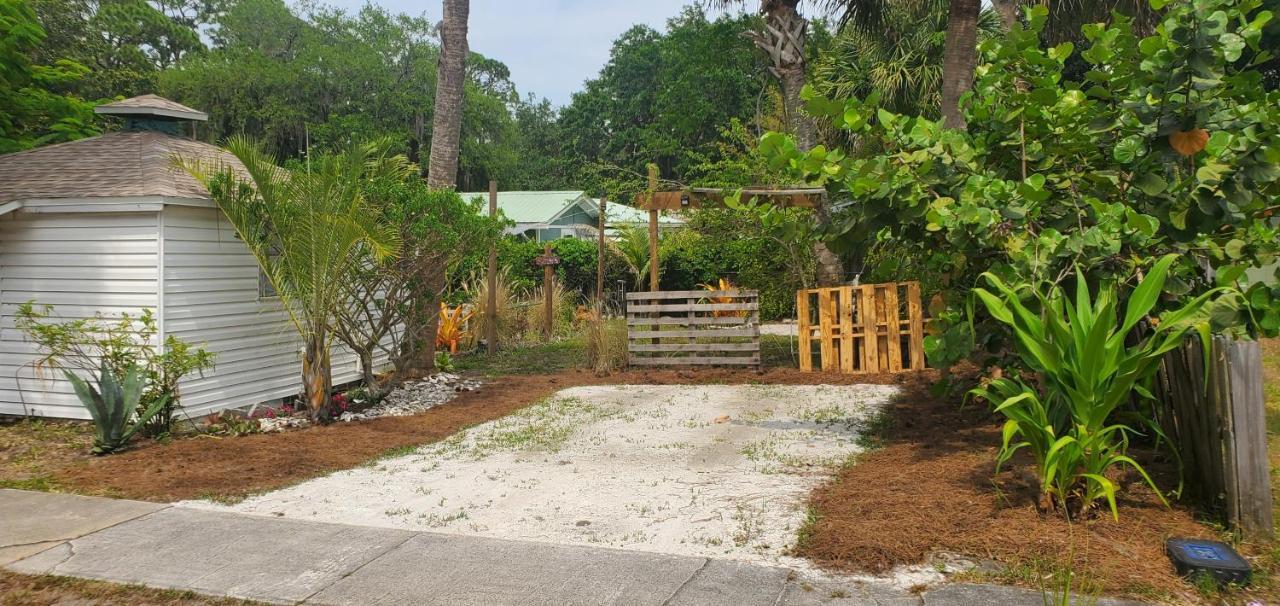 1 Beige Cozy Bungalow Or 1 White Cozy Efficiency Cottage In Titusville Exterior photo