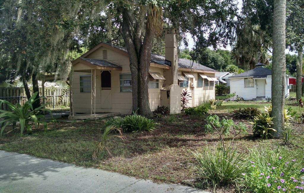 1 Beige Cozy Bungalow Or 1 White Cozy Efficiency Cottage In Titusville Exterior photo