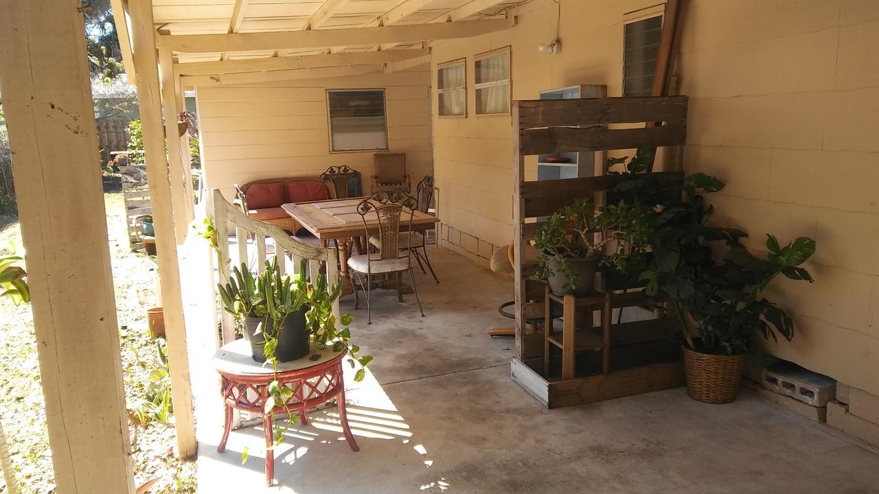 1 Beige Cozy Bungalow Or 1 White Cozy Efficiency Cottage In Titusville Exterior photo