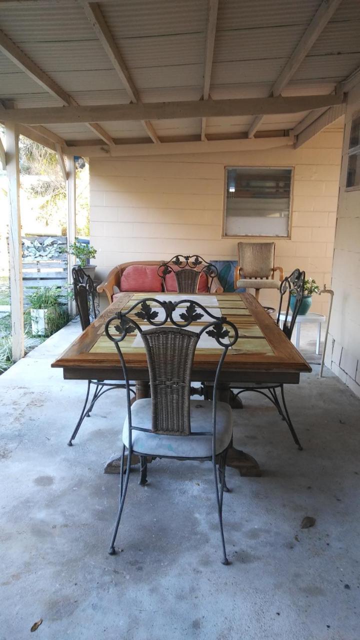 1 Beige Cozy Bungalow Or 1 White Cozy Efficiency Cottage In Titusville Exterior photo